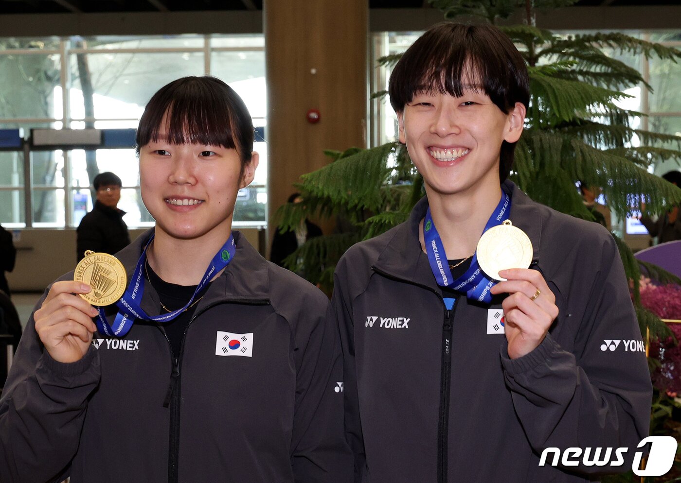 본문 이미지 - 여자 배드민턴 대표팀 백하나(왼쪽)와 이소희가 19일 오후 인천국제공항 제1터미널을 통해 귀국한 뒤 전영오픈 여자 복식 금메달을 들어보이고 있다. 2024.3.19/뉴스1 ⓒ News1 장수영 기자