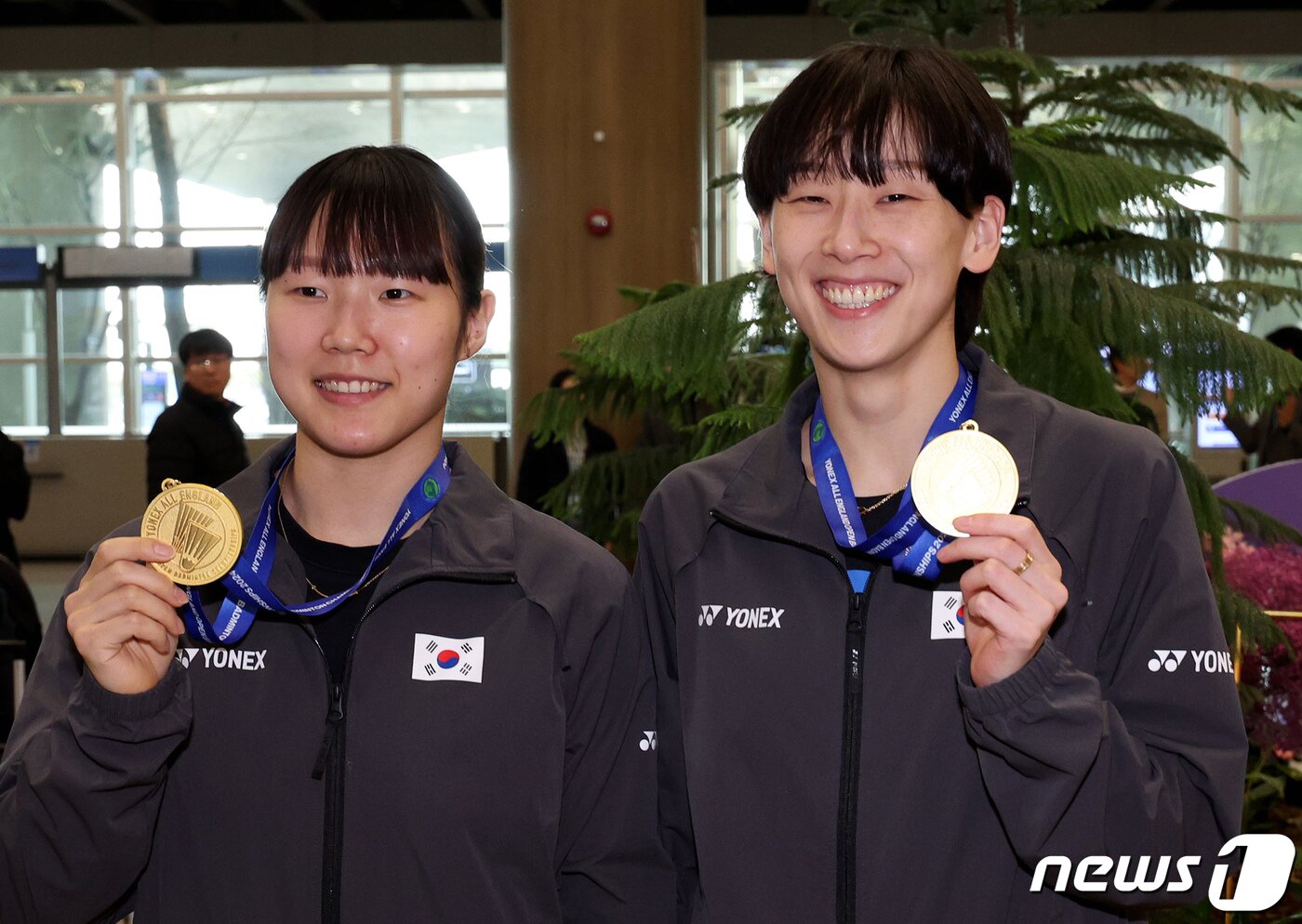 여자 배드민턴 대표팀 백하나&#40;왼쪽&#41;와 이소희가 19일 오후 인천국제공항 제1터미널을 통해 귀국한 뒤 전영오픈 여자 복식 금메달을 들어보이고 있다. 2024.3.19/뉴스1 ⓒ News1 장수영 기자