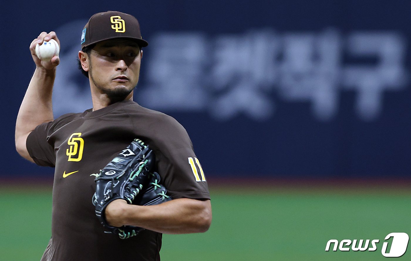 샌디에이고 파드리스 개막전 선발 투수인 다르빗슈 유가 미국프로야구&#40;MLB&#41; 공식 개막시리즈를 하루 앞둔 19일 오전 서울 고척스카이돔에서 마운드에 올라 훈련을 하고 있다. 2024.3.19/뉴스1 ⓒ News1 박정호 기자