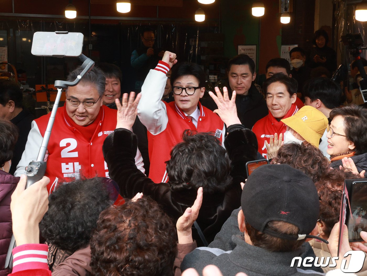 본문 이미지 - 국민의힘 한동훈 비상대책위원장이 19일 서울 서대문구 인왕시장에서 이용호 후보(서대문 갑), 박진 후보(서대문 을)과 함께 시민들에게 인사하고 있다. (공동취재) 2024.3.19/뉴스1 ⓒ News1 민경석 기자