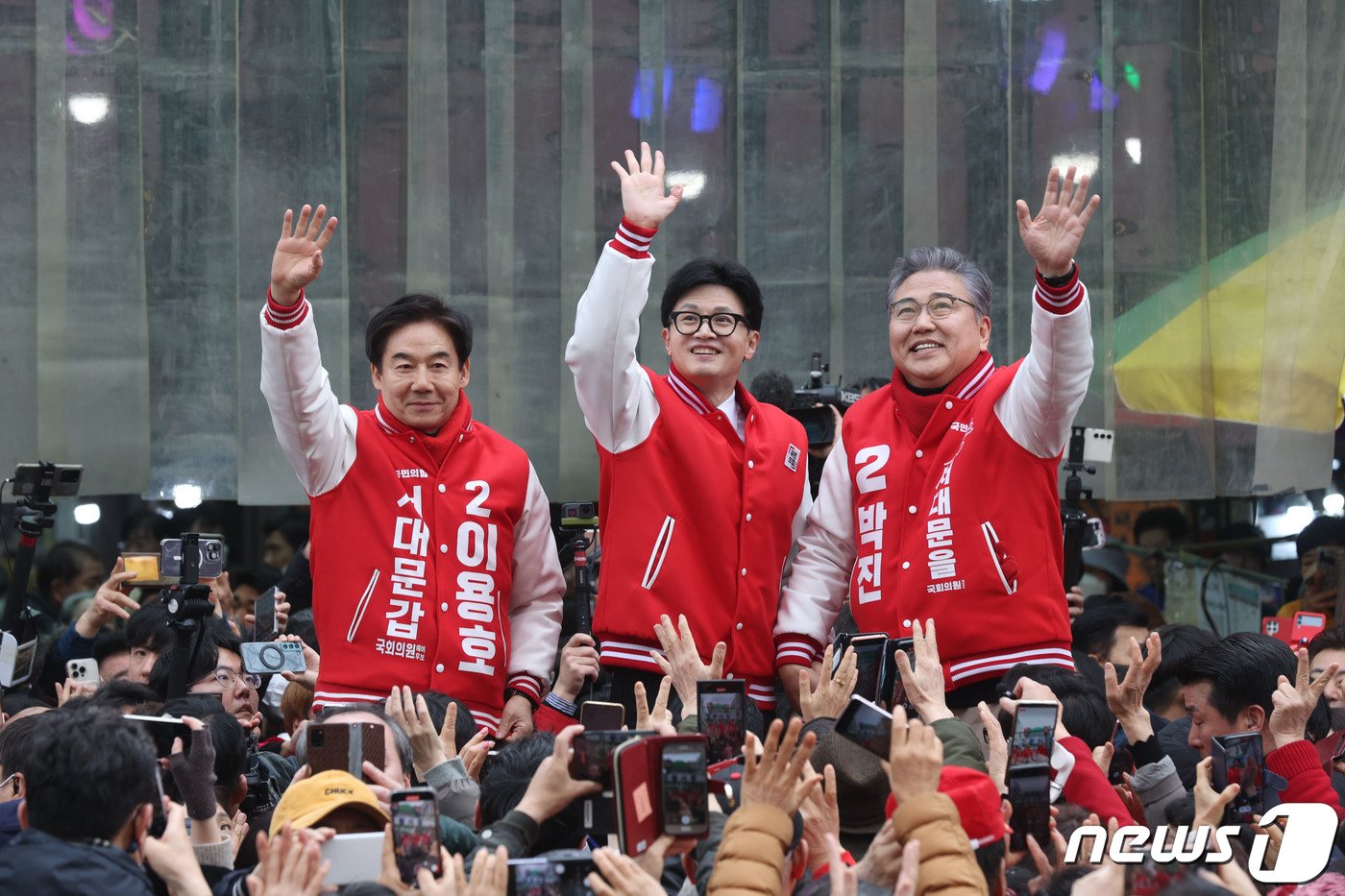 한동훈 국민의힘 총괄선대위원장&#40;가운데&#41;과 이용호 후보&#40;서대문 갑&#41;, 박진 후보&#40;서대문 을&#41;가 19일 서울 서대문구 인왕시장에서 지지자들에게 인사하고 있다. &#40;공동취재&#41; 2024.3.19/뉴스1 ⓒ News1 민경석 기자