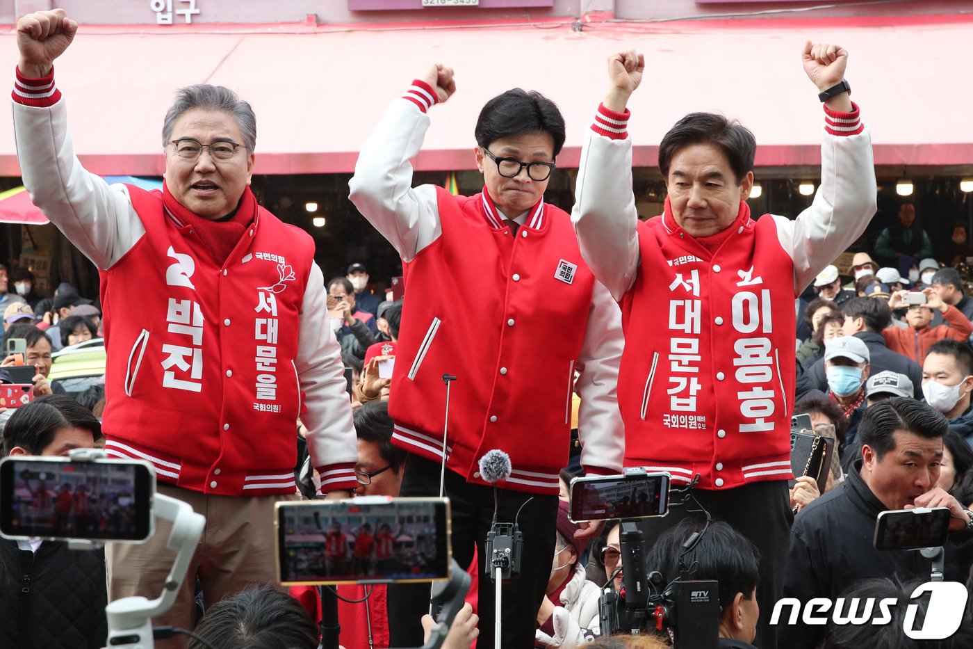 한동훈 국민의힘 총괄선대위원장&#40;가운데&#41;과 이용호 후보&#40;서대문 갑&#41;, 박진 후보&#40;서대문 을&#41;가 19일 서울 서대문구 인왕시장에서 시민들에게 인사하고 있다. &#40;공동취재&#41; 2024.3.19/뉴스1 ⓒ News1 민경석 기자