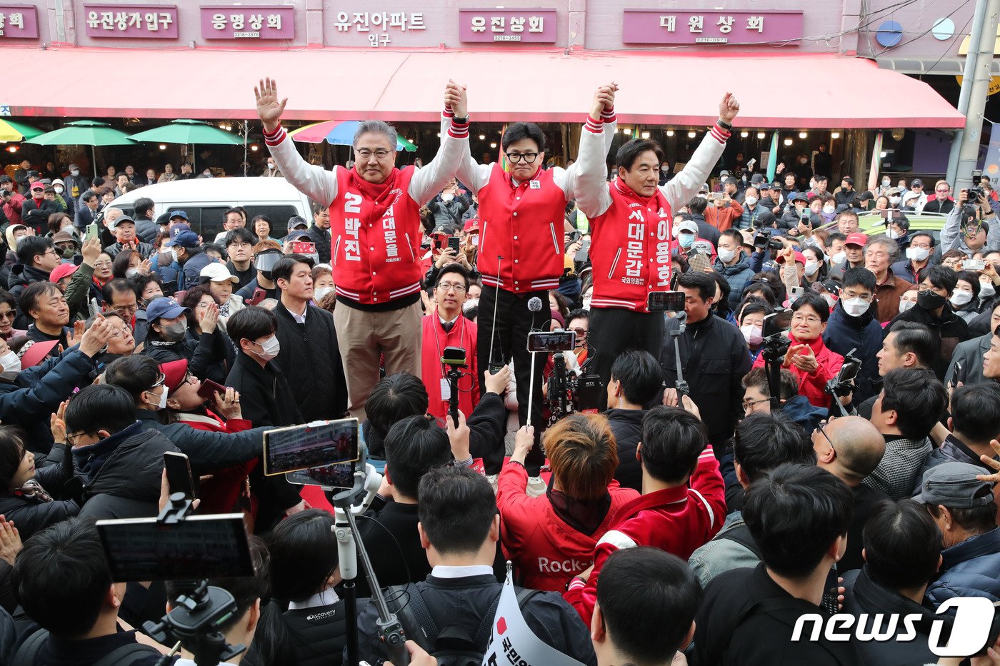 한동훈 국민의힘 총괄선대위원장&#40;가운데&#41;과 이용호 후보&#40;서대문 갑&#41;, 박진 후보&#40;서대문 을&#41;가 19일 서울 서대문구 인왕시장에서 시민들에게 인사하고 있다. &#40;공동취재&#41; 2024.3.19/뉴스1 ⓒ News1 민경석 기자