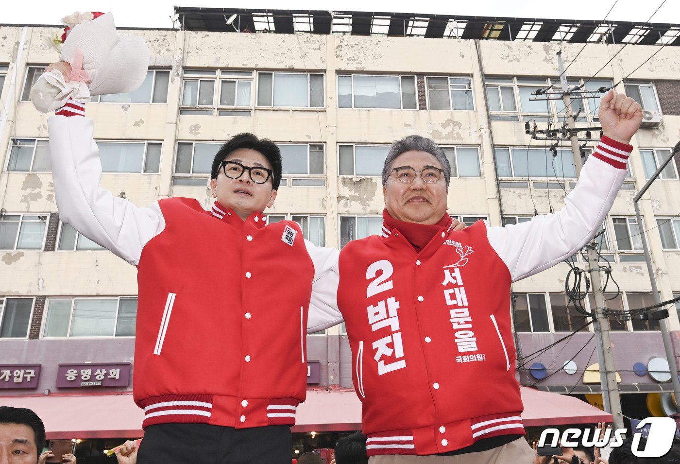본문 이미지 - 한동훈 국민의힘 총괄선대위원장이 19일 오후 서울 서대문구 인왕시장에서 박진 서대문 을 후보와 함께 시민에게 인사하고 있다. (공동취재) 2024.3.19/뉴스1 ⓒ News1 민경석 기자