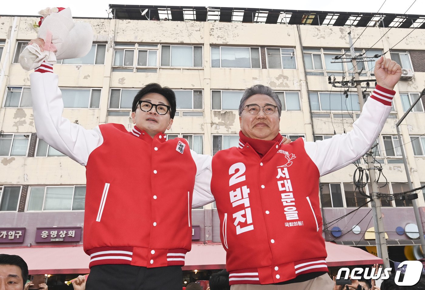 한동훈 국민의힘 총괄선대위원장이 19일 오후 서울 서대문구 인왕시장에서 박진 서대문 을 후보와 함께 시민에게 인사하고 있다. &#40;공동취재&#41; 2024.3.19/뉴스1 ⓒ News1 민경석 기자