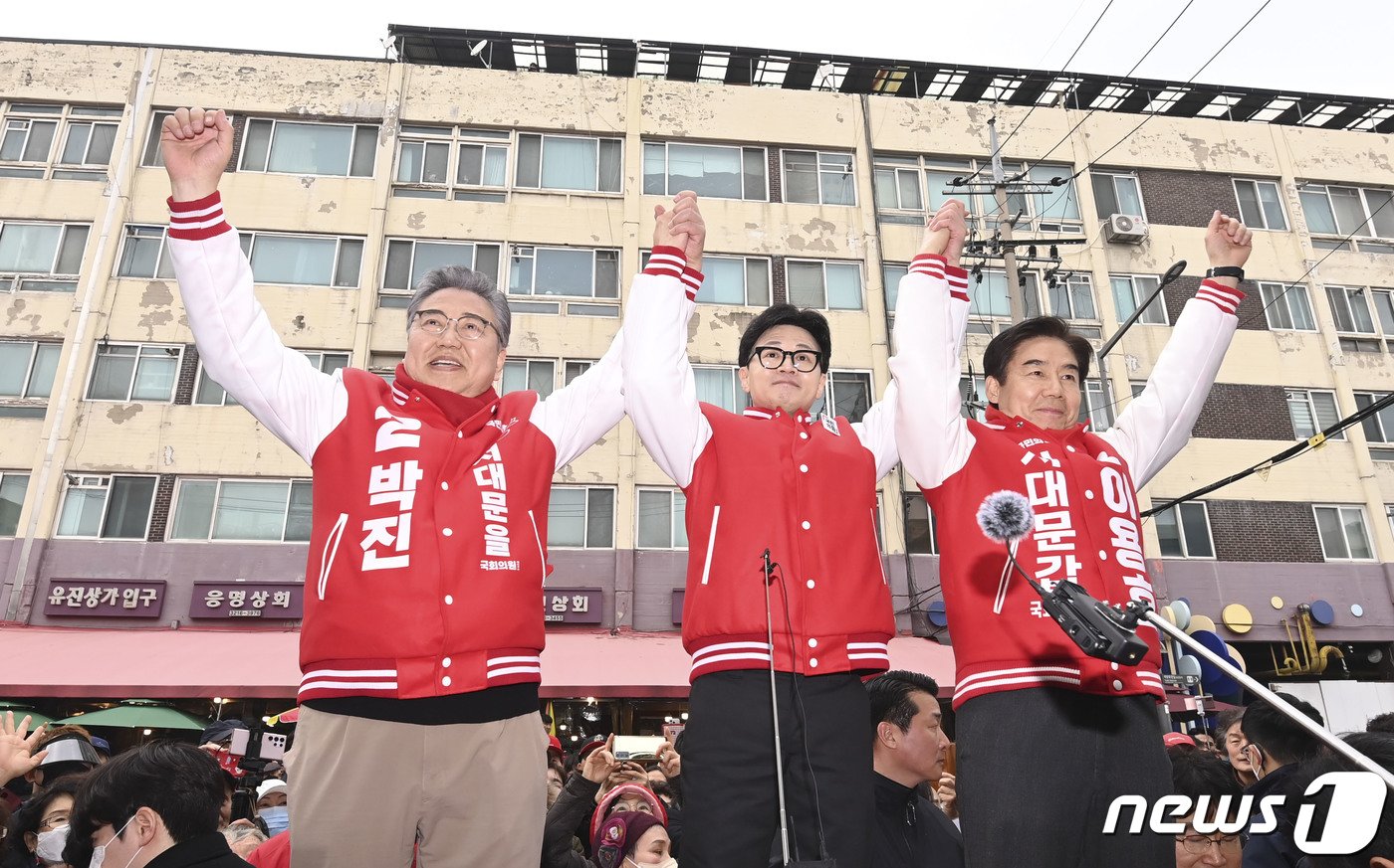 한동훈 국민의힘 총괄선대위원장&#40;가운데&#41;과 이용호 후보&#40;서대문 갑&#41;, 박진 후보&#40;서대문 을&#41;가 19일 서울 서대문구 인왕시장에서 시민들에게 인사하고 있다. &#40;공동취재&#41; 2024.3.19/뉴스1 ⓒ News1 민경석 기자