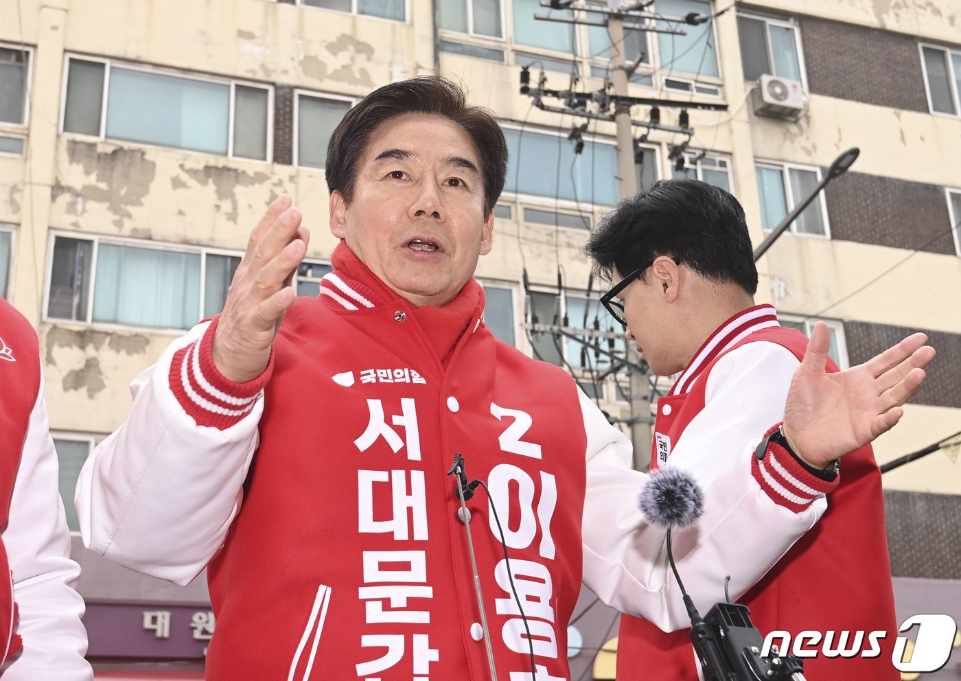 본문 이미지 - 이용호 국민의힘 서대문갑 후보가 19일 오후 서울 서대문구 인왕시장에서 지지를 호소하고 있다. (공동취재) 2024.3.19/뉴스1 ⓒ News1 민경석 기자