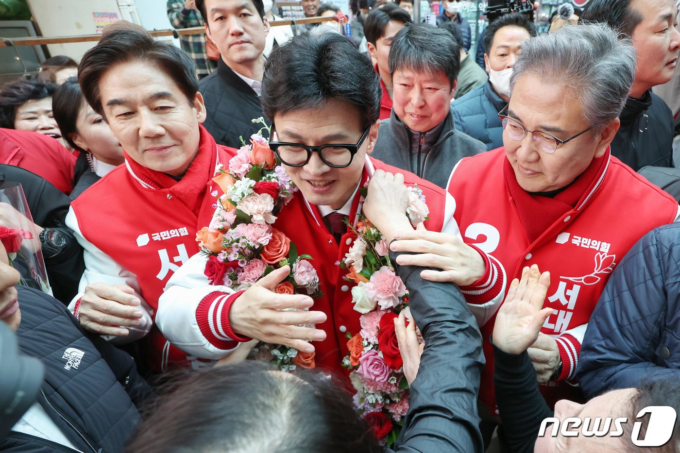 본문 이미지 - 한동훈 국민의힘 총괄선대위원장이 19일 오후 서울 서대문구 인왕시장에 이용호 서대문갑·박진 서대문을 후보와 함께 방문해 상인들로부터 꽃목걸이를 받고 있다. 2024.3.19/뉴스1 ⓒ News1 민경석 기자