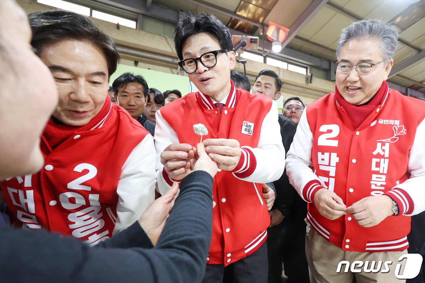 한동훈 국민의힘 총괄선대위원장이 19일 오후 서울 서대문구 인왕시장에 이용호 서대문갑·박진 서대문을 후보와 함께 방문해 상인으로부터 떡을 받고 있다. 2024.3.19/뉴스1 ⓒ News1 민경석 기자