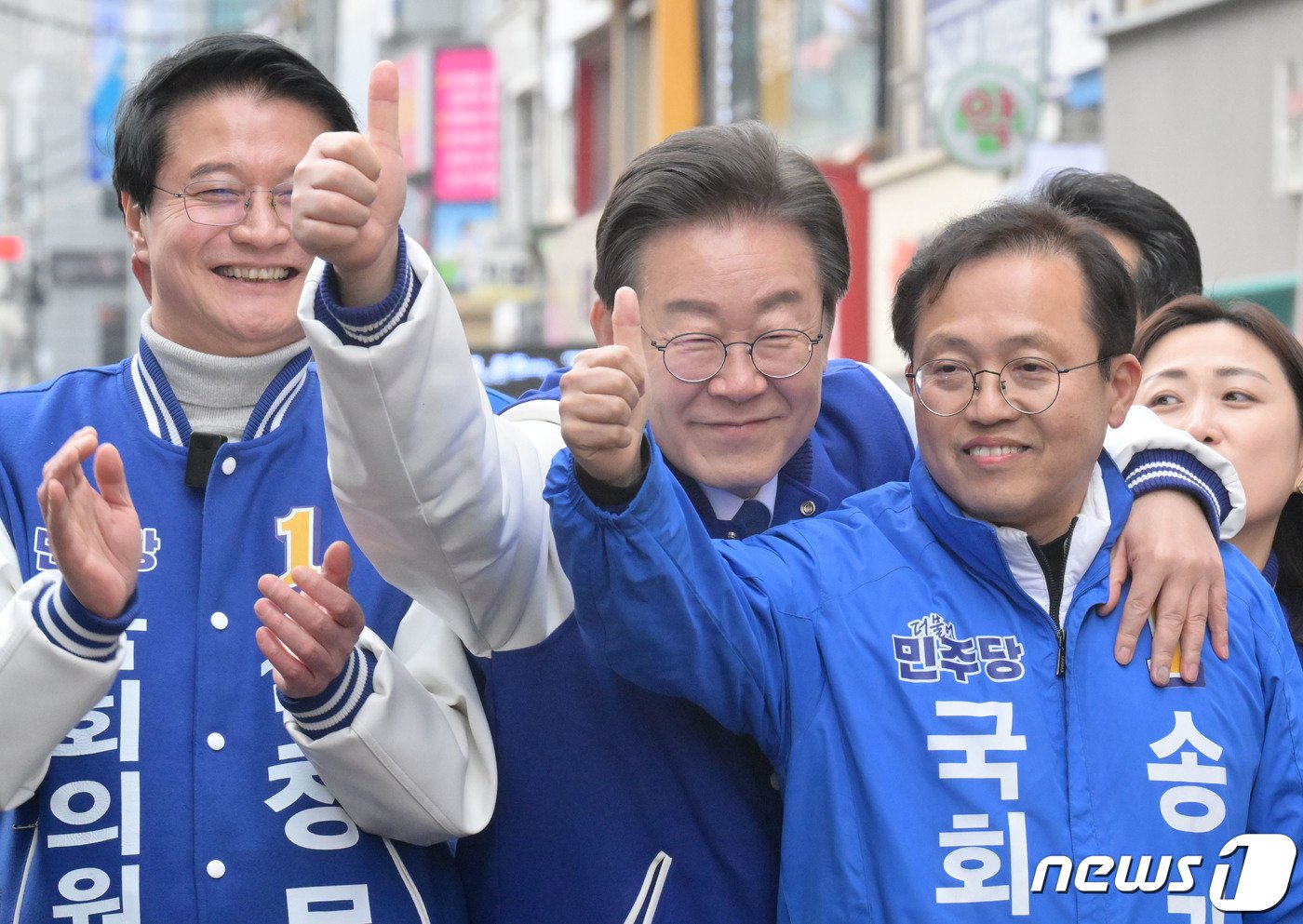 이재명&#40;가운데&#41; 더불어민주당 대표가 19일 강원 원주 중앙시장을 방문해 원창묵&#40;왼쪽&#41;, 송기헌&#40;오른쪽&#41; 후보와 함께 단상에 올라 시민들에게 인사를 하고 있다. &#40;공동취재&#41;2024.3.19/뉴스1 ⓒ News1 구윤성 기자