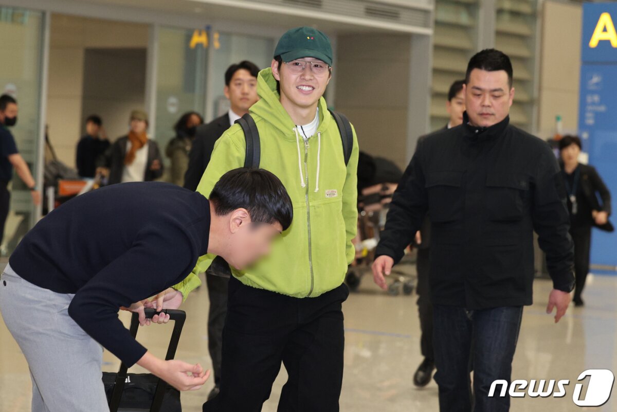 아시안컵 대표팀 불화 중심에 섰던 이강인이 19일 오후 인천국제공항 제2터미널을 통해 귀국하고 있다. 이강인은 2026 북중미 월드컵 아시아 2차 예선 태국 2연전에 대비한 첫 대표팀 훈련에 합류한다. 2024.3.19/뉴스1 © News1 장수영 기자