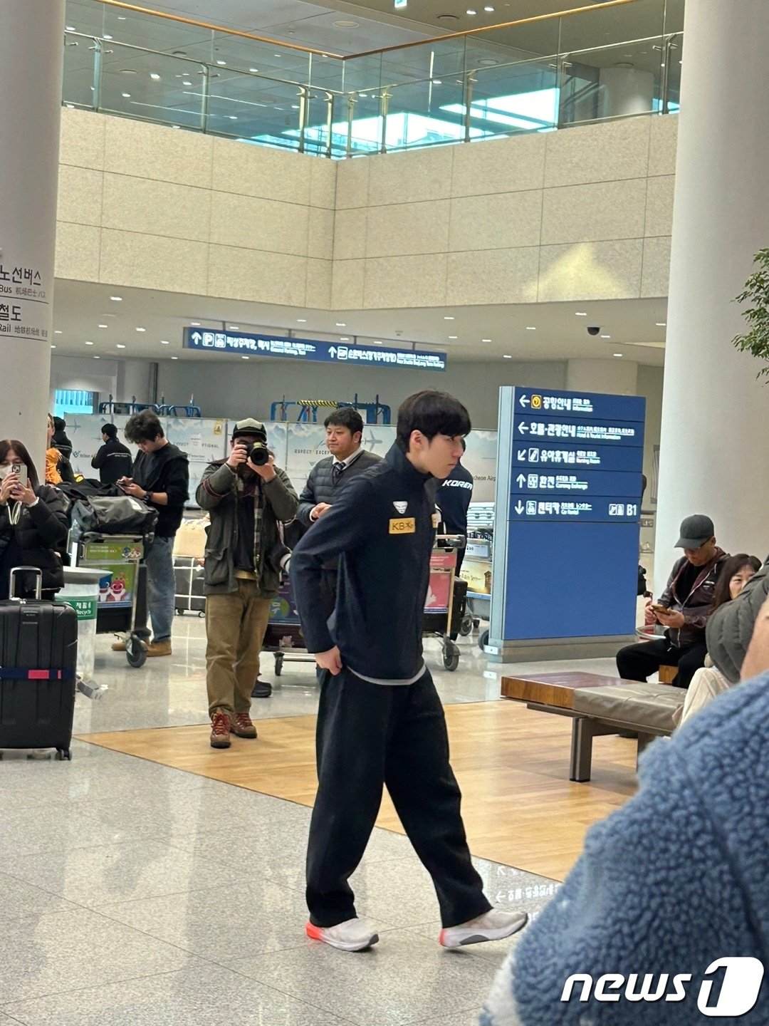 본문 이미지 -  17일 인천공항을 통해 입국한 뒤 인터뷰를 기다리고 있는 황대헌. ⓒ News1 문대현 기자