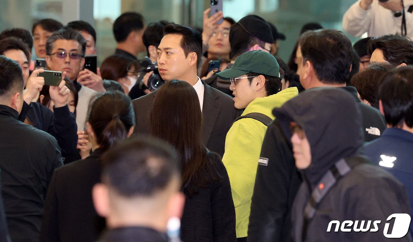 아시안컵 대표팀 불화 중심에 섰던 이강인이 19일 오후 인천국제공항 제2터미널을 통해 귀국하고 있다. 2024.3.19/뉴스1 ⓒ News1 장수영 기자