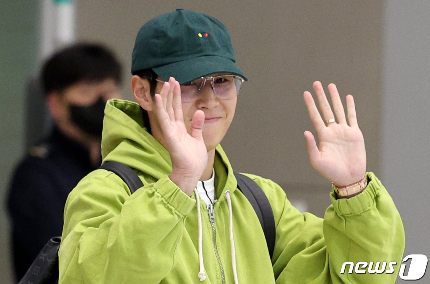 본문 이미지 - 아시안컵 대표팀 불화 중심에 섰던 이강인이 19일 오후 인천국제공항 제2터미널을 통해 귀국하며 손인사하고 있다. 이강인은 2026 북중미 월드컵 아시아 2차 예선 태국 2연전에 대비한 첫 대표팀 훈련에 합류한다. 2024.3.19/뉴스1 ⓒ News1 장수영 기자