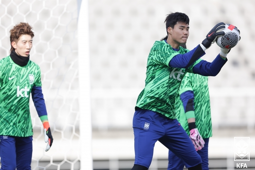 (서울=뉴스1) 김성진 기자 = 대한민국 축구 국가대표팀 송범근이 19일 고양종합운동장에서 2026 북중미 월드컵 아시아 2차 예선 태국전을 앞두고 비공개 훈련을 하고 있다. (대 …