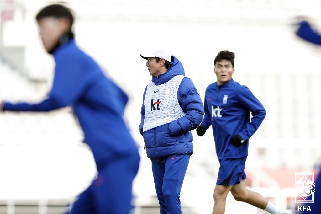 대한민국 축구 국가대표팀 황선홍 감독이 19일 고양종합운동장에서 2026 북중미 월드컵 아시아 2차 예선 태국전을 앞두고 진행된 비공개 훈련에서 선수들의 훈련 모습을 지켜보고 있다. &#40;대한축구협회 제공&#41; 2024.3.19/뉴스1 ⓒ News1 김성진 기자