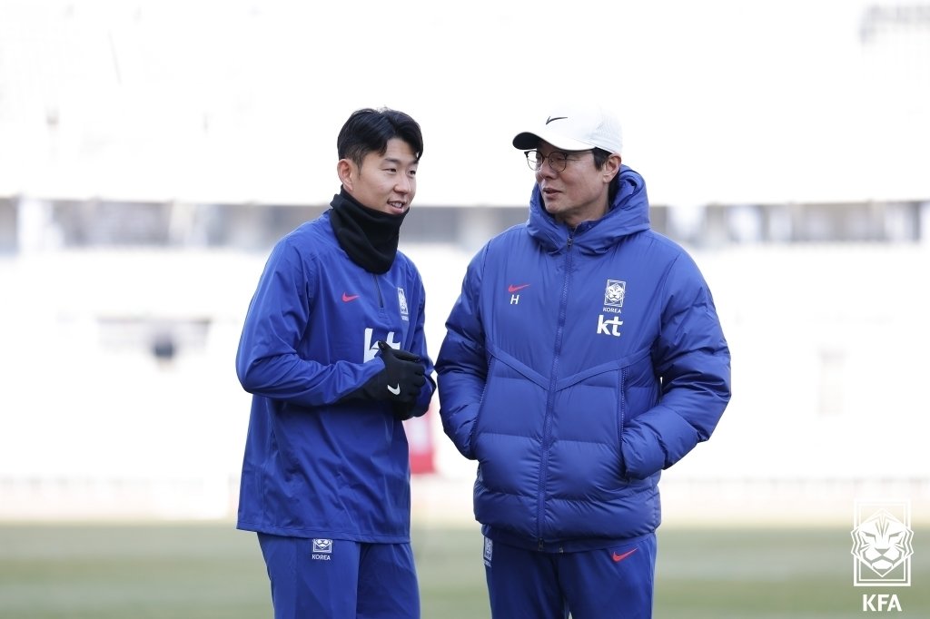 대한민국 축구 국가대표팀 손흥민과 황선홍 감독이 19일 고양종합운동장에서 2026 북중미 월드컵 아시아 2차 예선 태국전을 앞두고 진행된 비공개 훈련에서 대화하고 있다. &#40;대한축구협회 제공&#41; 2024.3.19/뉴스1 ⓒ News1 김성진 기자