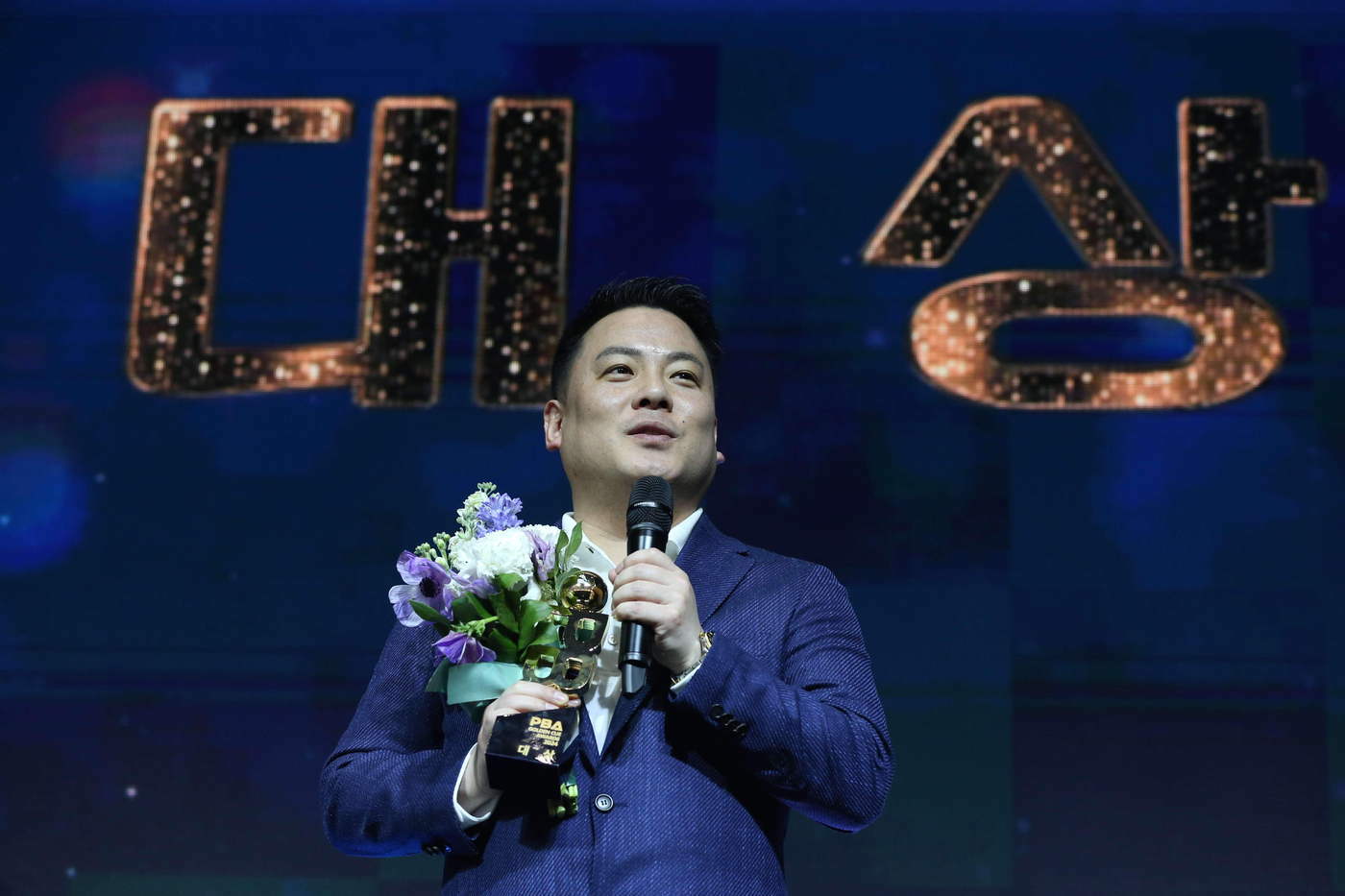 본문 이미지 - 프로당구 골든큐 시상식에서 대상을 수상한 조재호(PBA 제공) 