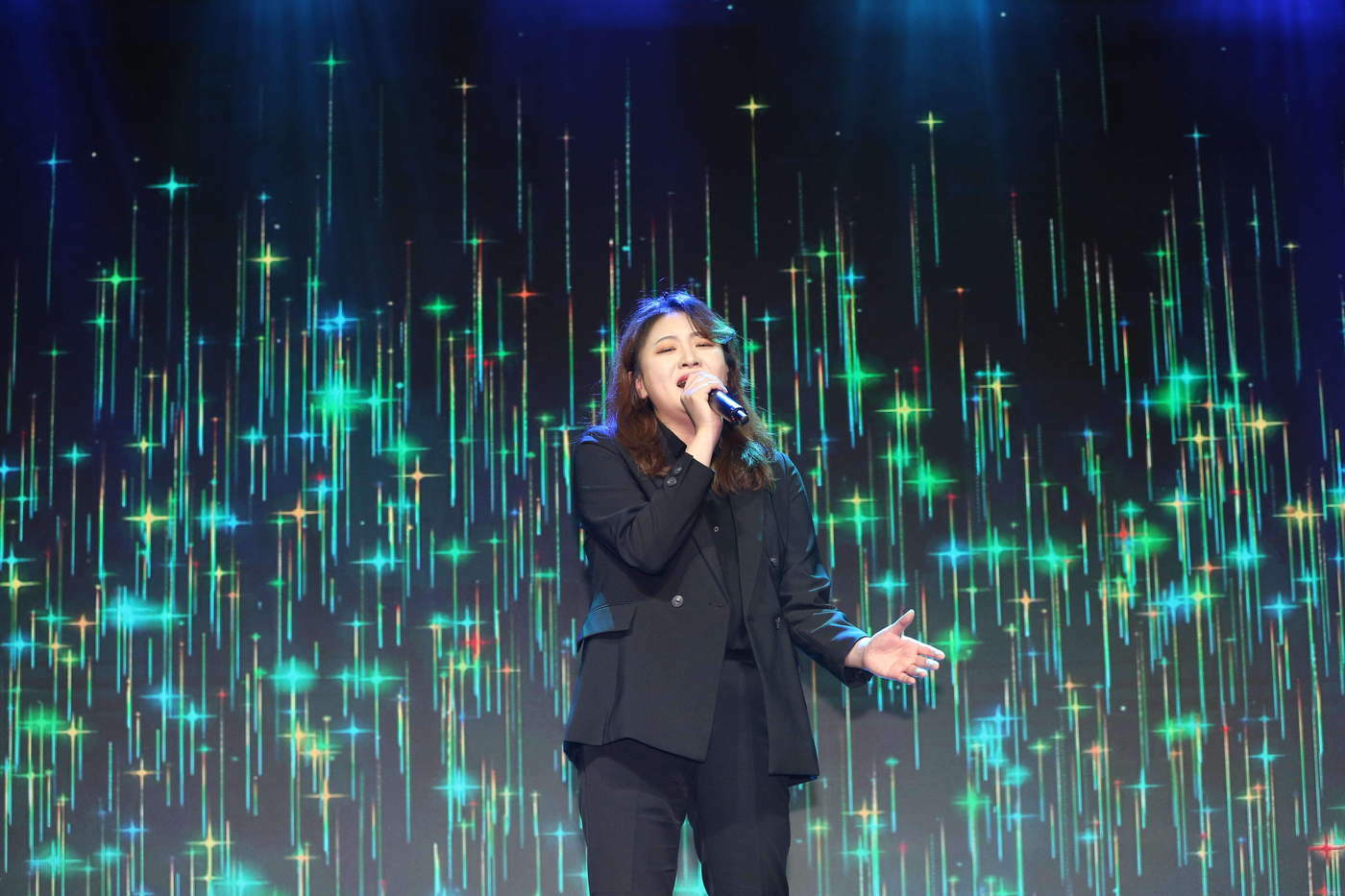 본문 이미지 - 시상식에서 축하공연을 한 김민아(PBA 제공)