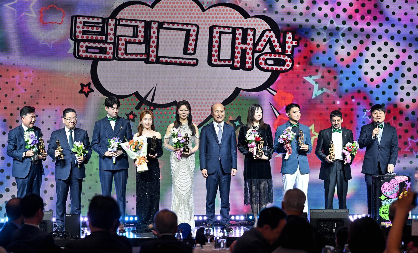 본문 이미지 -  PBA 골든큐 시상식서 팀리그 대상을 받은 하나카드 선수들(PBA 제공)