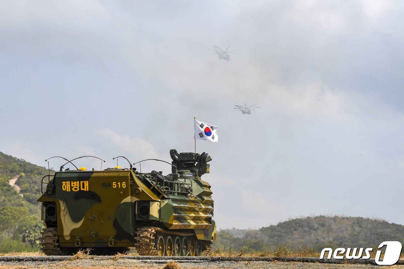 본문 이미지 - 1일(현지시간) 태국 촌부리주 핫야오 해안 일대에서 열린 코브라 골드 연합훈련에서 대한민국 상륙돌격장갑차(KAAV)가 핫야오 해안에 상륙하고 있다. (해병대 제공) 2024.3.2/뉴스1