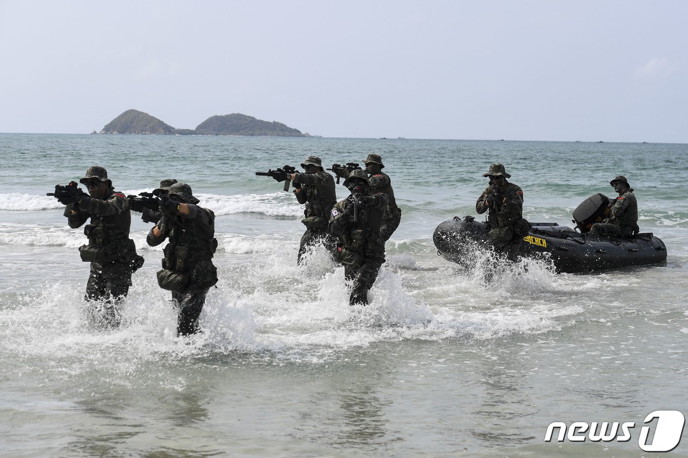 본문 이미지 - 1일(현지시간) 태국 촌부리주 핫야오 해안 일대에서 열린 코브라 골드 연합훈련에서 대한민국 해병대 수색부대 장병들이 고속고무보트(IBS)를 이용해 침투하고 있다. (해병대 제공) 2024.3.2/뉴스1