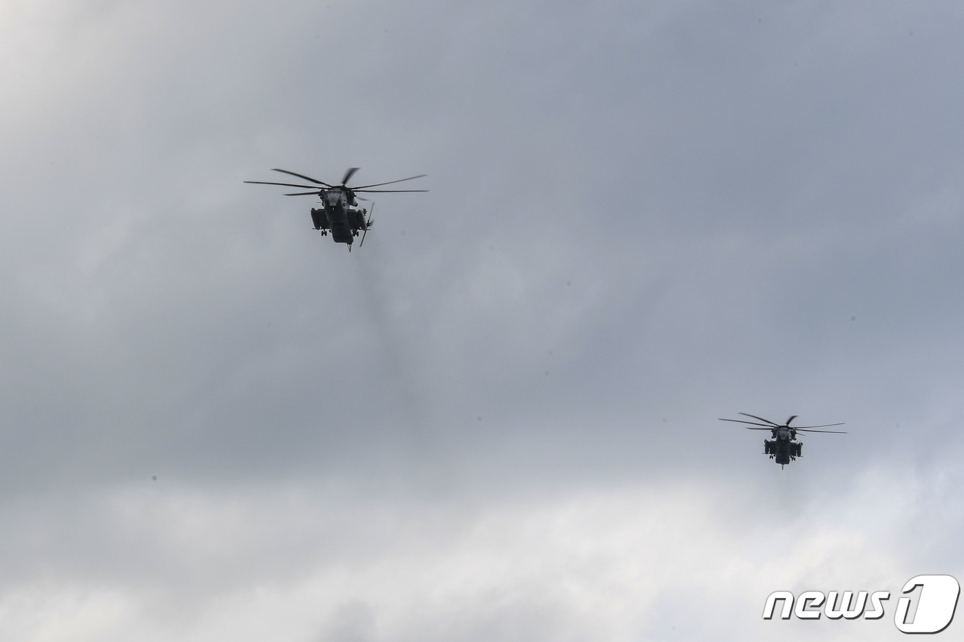 (서울=뉴스1) = 1일(현지시간) 태국 촌부리주 핫야오 해안 일대에서 열린 코브라 골드 연합훈련에서 미군 CH-53 헬기가 공중 돌격을 하고 있다.코브라 골드 연합훈련은 태국 합 …