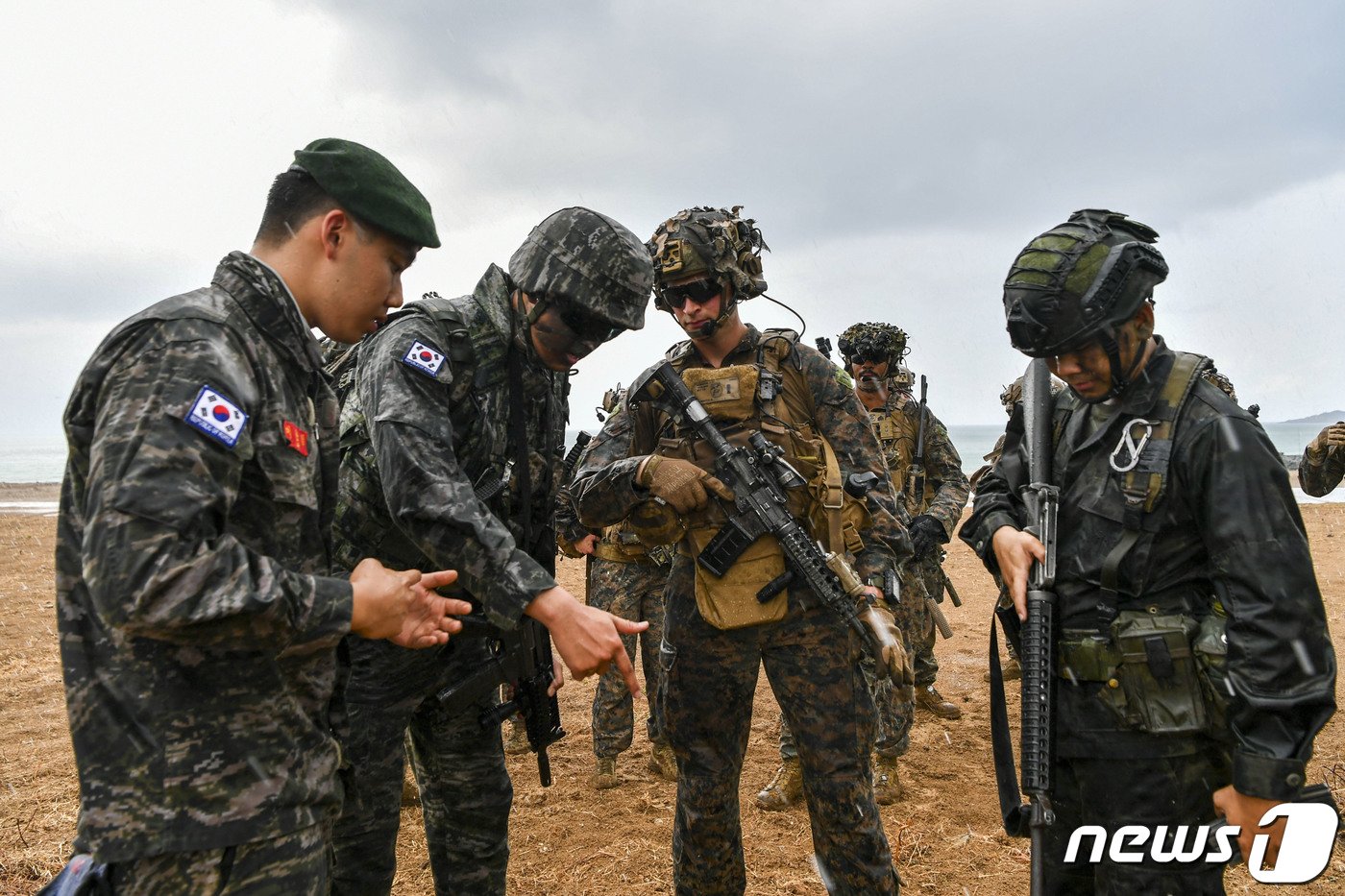 본문 이미지 - 1일(현지시간) 태국 촌부리주 핫야오 해안 일대에서 열린 코브라 골드 연합훈련에서 한·미·태 해병대원들이 전술 토의를 하고 있다. (해병대 제공) 2024.3.2/뉴스1