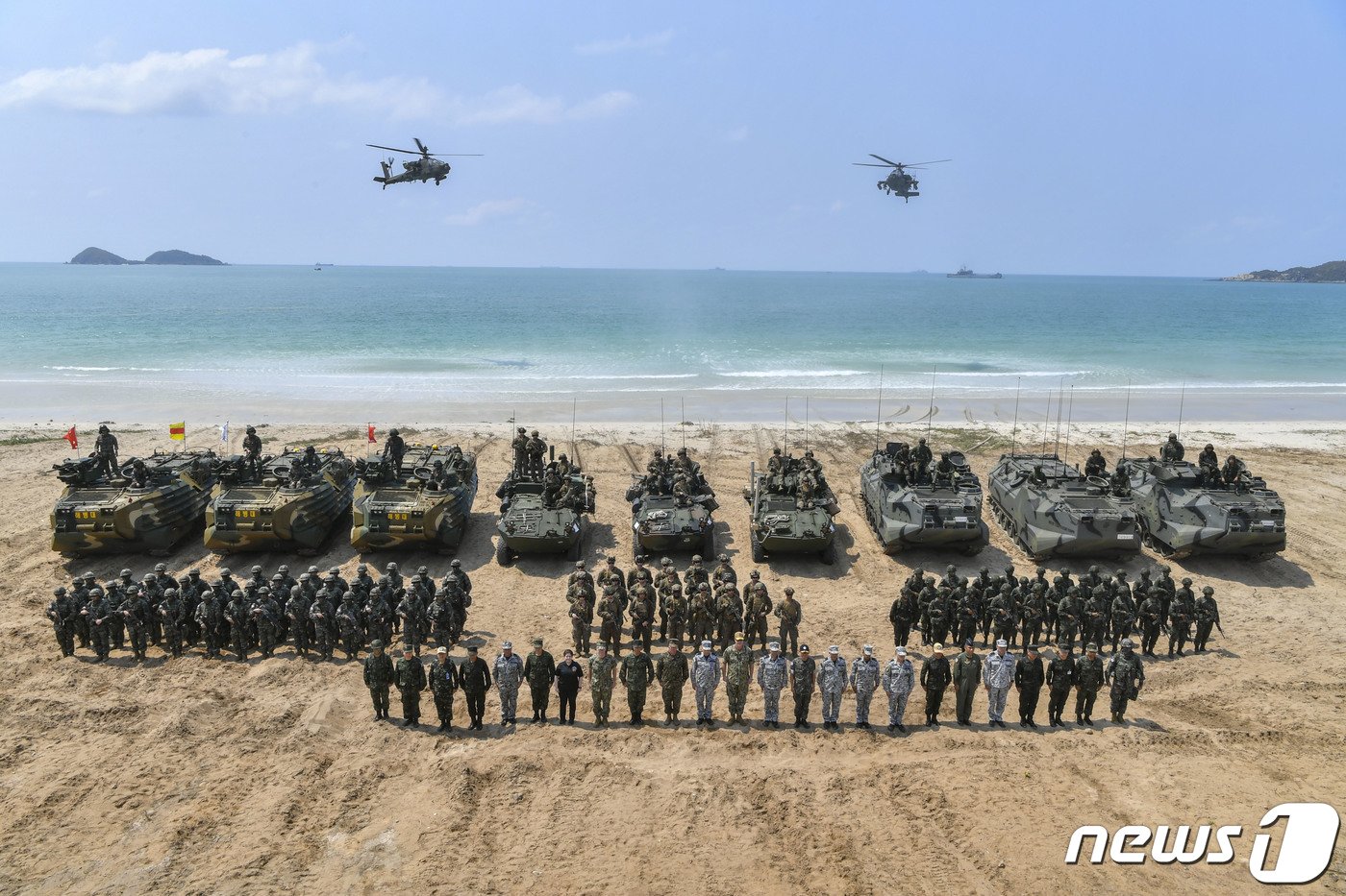 본문 이미지 - 1일(현지시간) 태국 촌부리주 핫야오 해안 일대에서 열린 코브라 골드 연합훈련에서 한·미·태 해병대원을 비롯한 관계자들이 기념촬영을 하고 있다. (해병대 제공) 2024.3.2/뉴스1