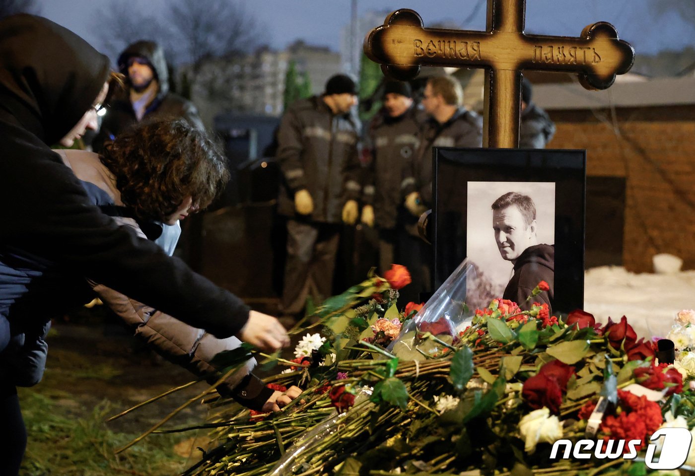 본문 이미지 - 1일(현지시간) 모스크바 시민들이 나발니의 무덤에 헌화하고 있다. ⓒ 로이터=뉴스1 ⓒ News1 박형기 기자
