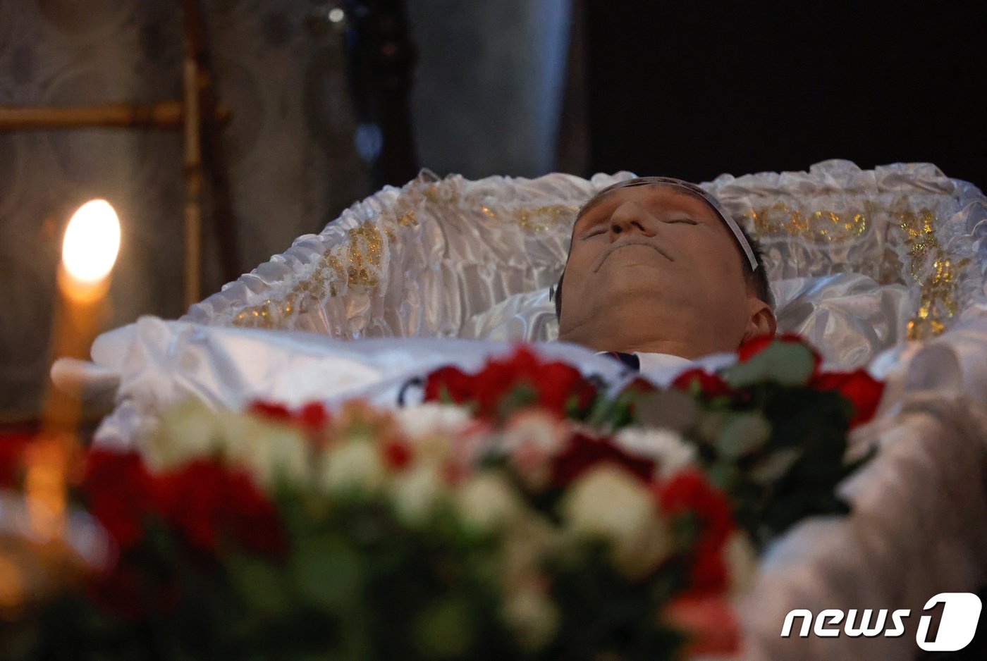 본문 이미지 - 영면에 든 나발니가 관에 놓인 모습. ⓒ 로이터=뉴스1 ⓒ News1 박형기 기자
