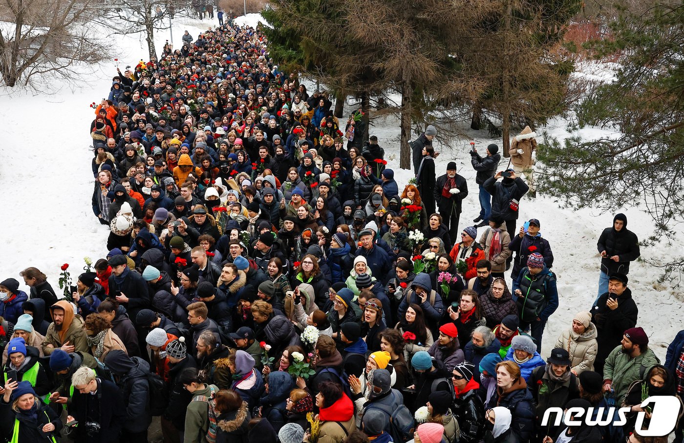 그의 묘지에 헌화하기 위해 장사진을 치고 있는 시민들. ⓒ 로이터=뉴스1 ⓒ News1 박형기 기자