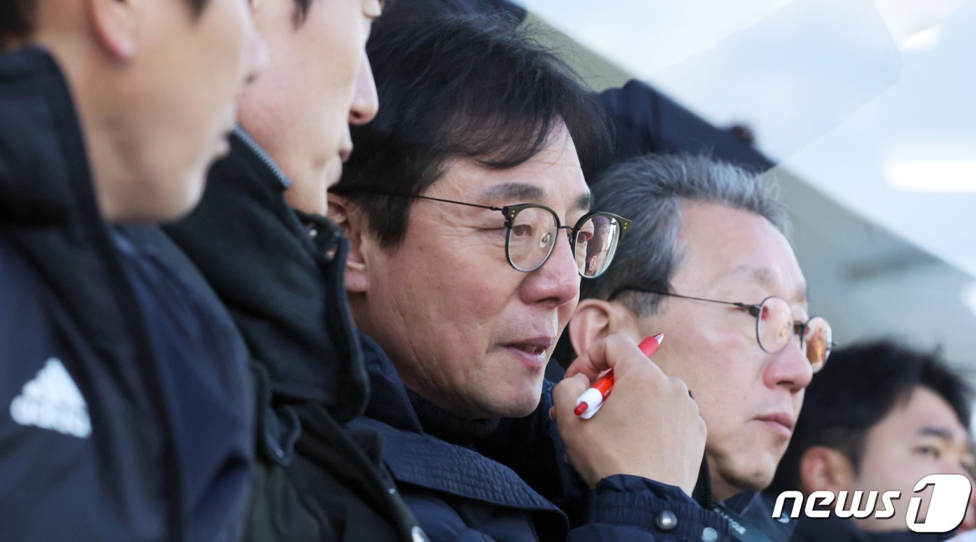 2일 오후 광주축구전용구장에서 열린 하나은행 K리그1 2024 1라운드 광주FC와 FC서울의 경기에서 황선홍 축구 국가대표팀 임시 감독이 경기를 지켜보고 있다. 2024.3.2/뉴스1 ⓒ News1 김태성 기자