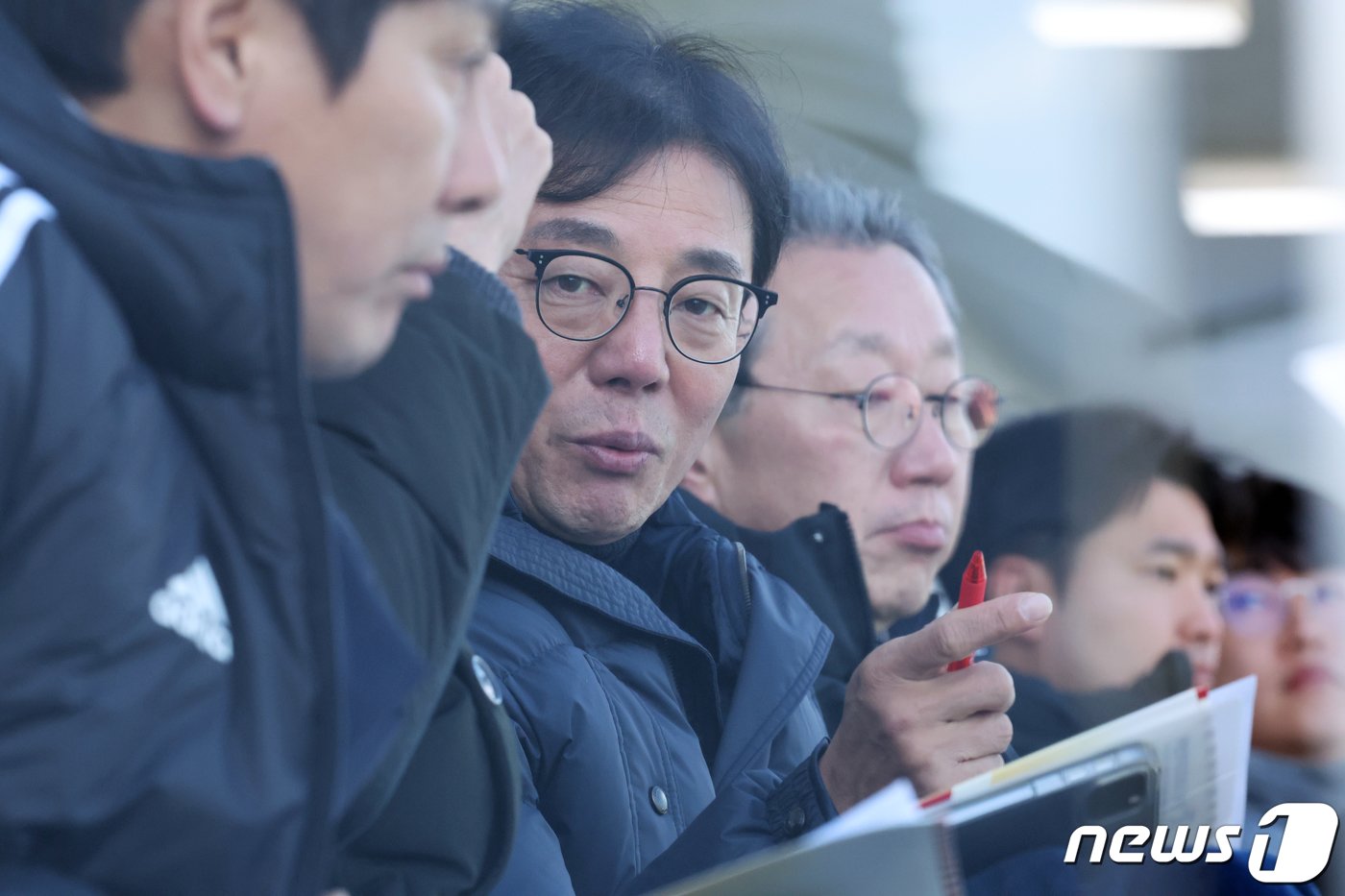 2일 오후 광주축구전용구장에서 열린 하나은행 K리그1 2024 1라운드 광주FC와 FC서울의 경기에서 황선홍 축구 국가대표팀 임시 감독이 경기를 지켜보고 있다. 2024.3.2/뉴스1 ⓒ News1 김태성 기자