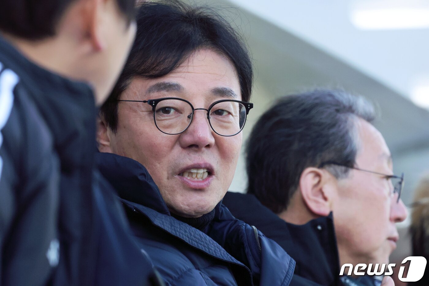 본문 이미지 - 2일 오후 광주축구전용구장에서 열린 하나은행 K리그1 2024 1라운드 광주FC와 FC서울의 경기에서 황선홍 축구 국가대표팀 임시 감독이 경기를 지켜보고 있다. 2024.3.2/뉴스1 ⓒ News1 김태성 기자