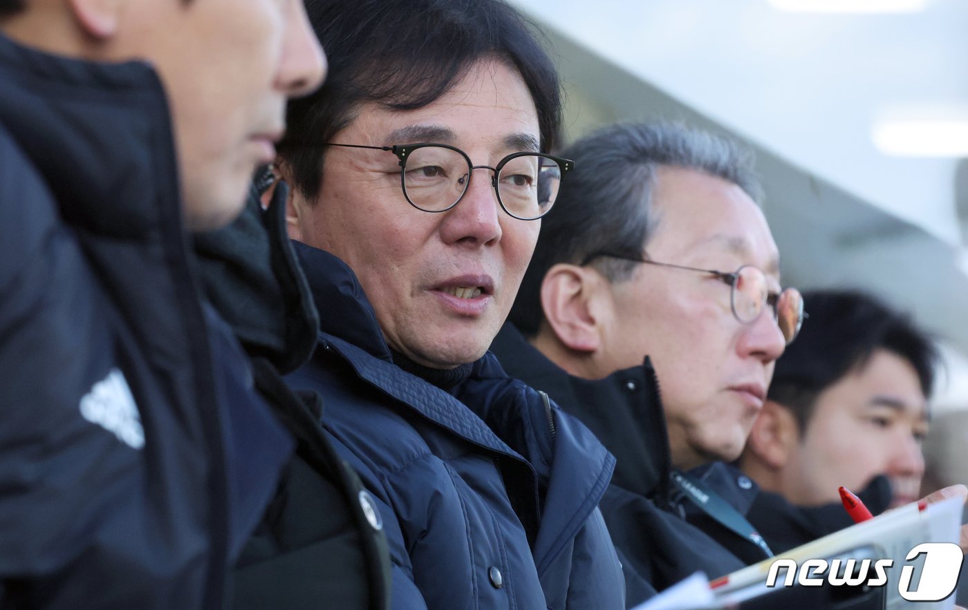 본문 이미지 - 2일 오후 광주축구전용구장에서 열린 하나은행 K리그1 2024 1라운드 광주FC와 FC서울의 경기에서 황선홍 축구 국가대표팀 임시 감독이 경기를 지켜보고 있다. 2024.3.2/뉴스1 ⓒ News1 김태성 기자