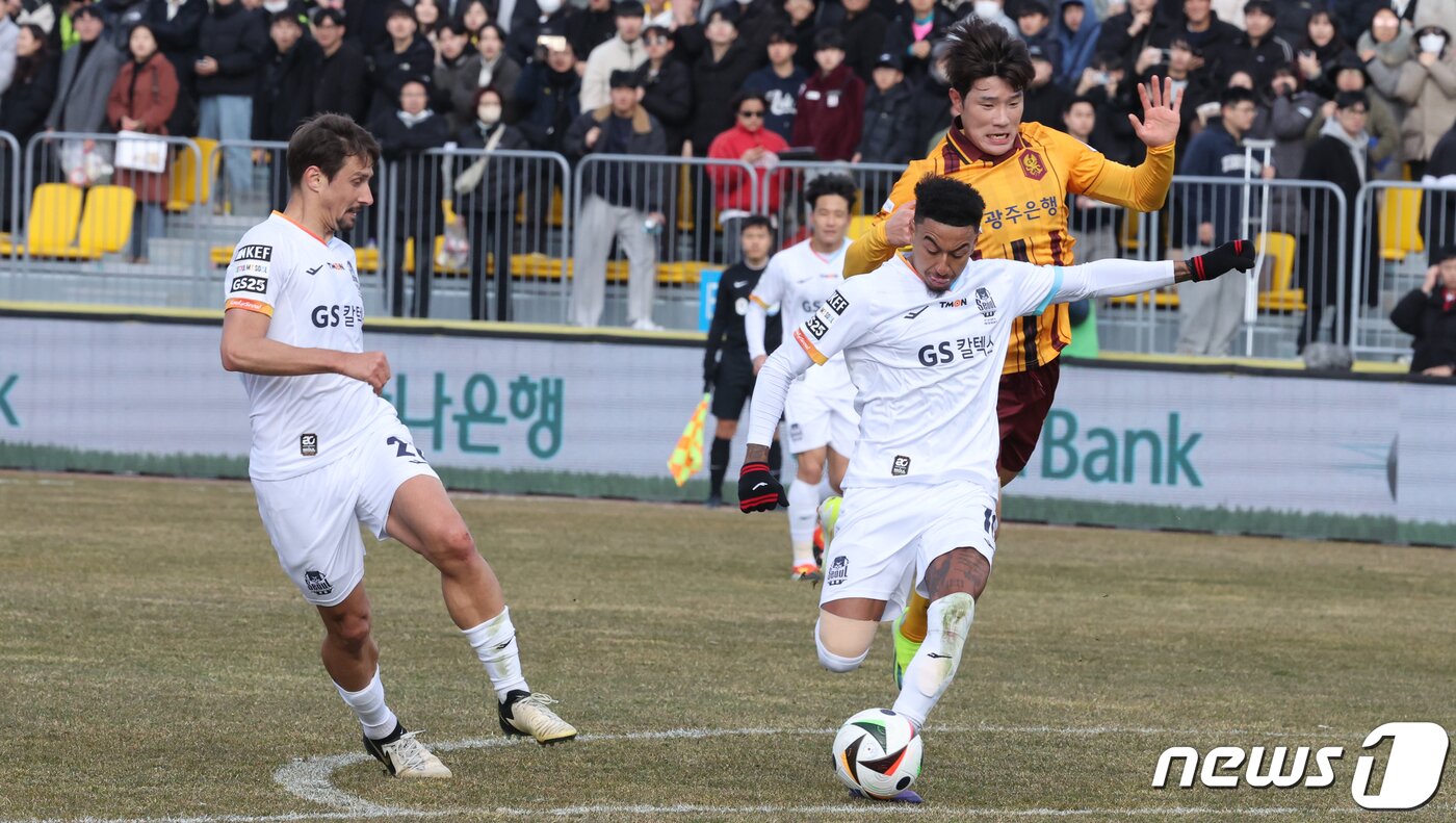 본문 이미지 - 2일 오후 광주축구전용구장에서 열린 하나은행 K리그1 2024 1라운드 광주FC와 FC서울의 후반전 경기에서 서울 린가드가 슛을 시도하고 있다. 2024.3.2/뉴스1 ⓒ News1 김태성 기자