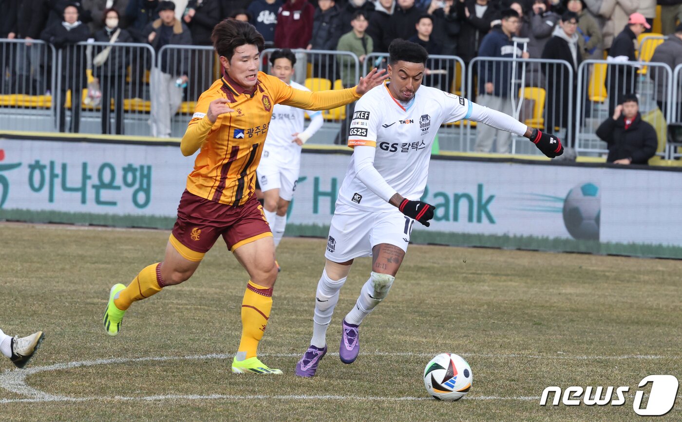 본문 이미지 - 2일 오후 광주축구전용구장에서 열린 하나은행 K리그1 2024 1라운드 광주FC와 FC서울의 후반전 경기에서 서울 린가드가 돌파하고 있다. 2024.3.2/뉴스1 ⓒ News1 김태성 기자