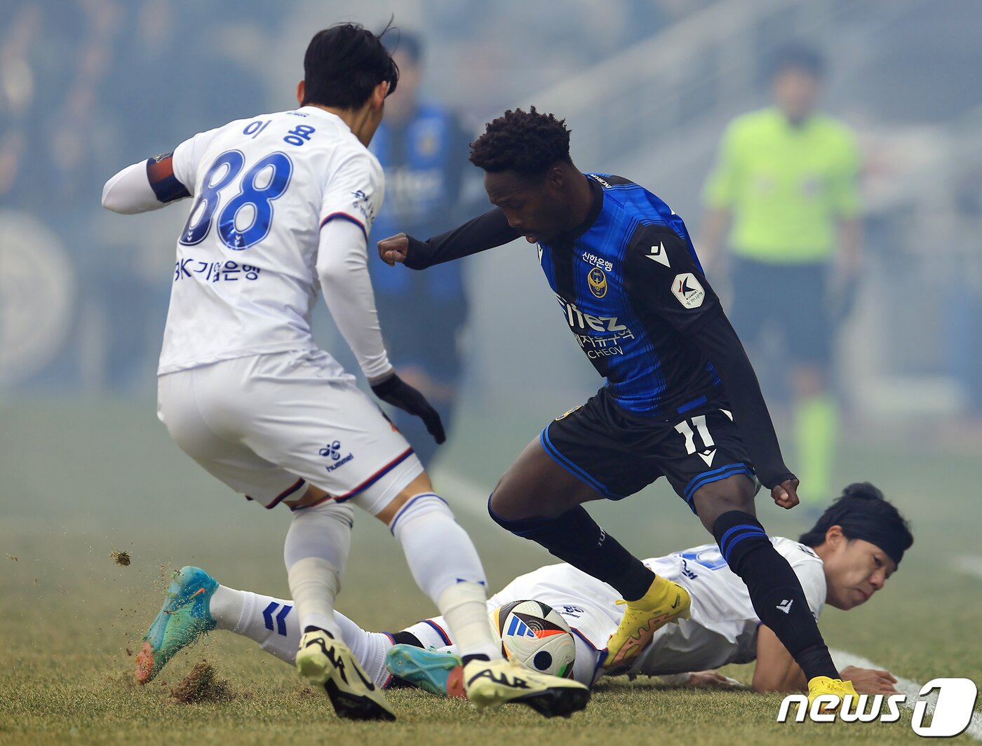 본문 이미지 - 2일 오후 인천광역시 중구 도원동 인천축구전용경기장에서 열린 '하나은행 K리그1 2024' 1라운드 인천 유나이티드와 수원FC의 경기에서 인천 제르소가 수원 이용의 압박을 제치기 위해 볼을 컨트롤하고 있다. 2024.3.2/뉴스1 ⓒ News1 박정호 기자