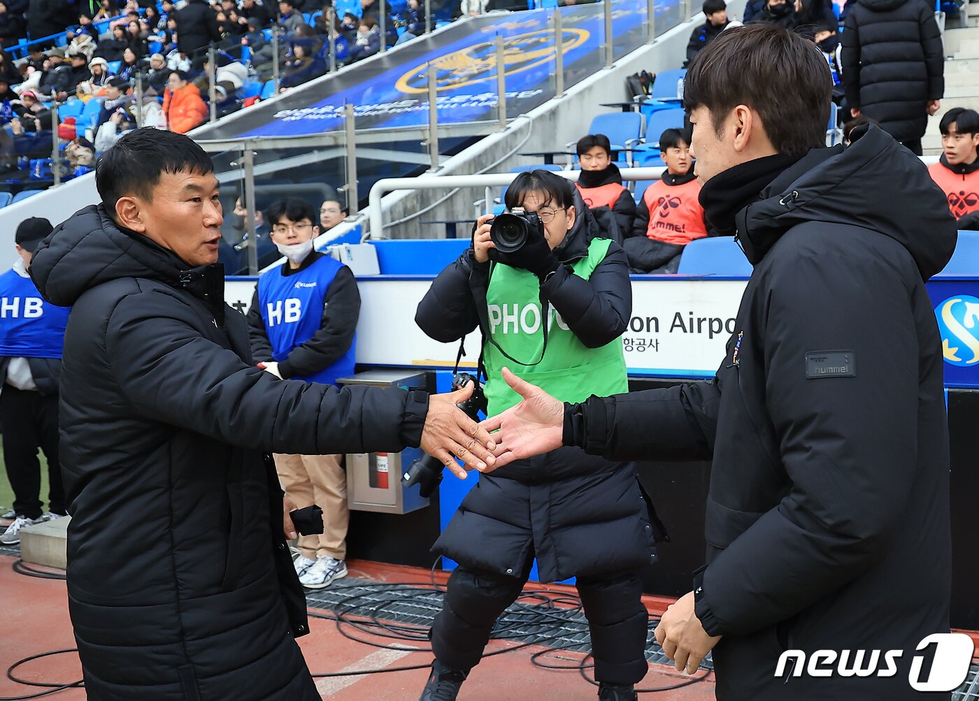 본문 이미지 - 2일 오후 인천광역시 중구 도원동 인천축구전용경기장에서 열린 '하나은행 K리그1 2024' 1라운드 인천 유나이티드와 수원FC의 경기에서 인천 조성환 감독과 수원 김은중 감독이 인사를 나누고 있다. 2024.3.2/뉴스1 ⓒ News1 박정호 기자