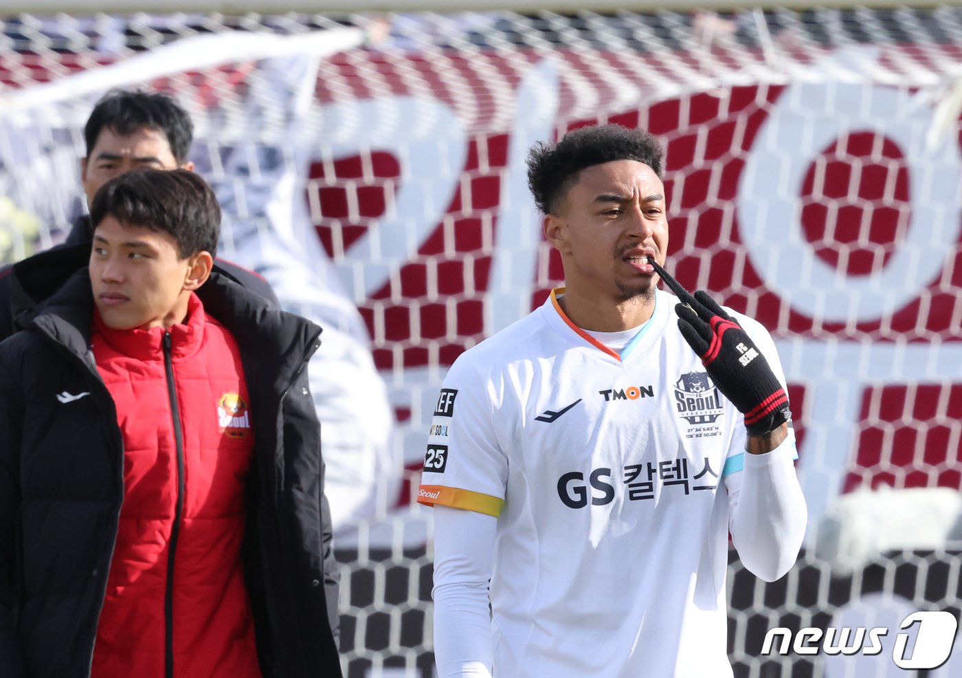 2일 오후 광주축구전용구장에서 열린 하나은행 K리그1 2024 1라운드 광주FC와 FC서울의 경기에서 서울 린가드가 아쉬워하며 피치를 나서고 있다. 이날 FC서울은 0대2로 완패했다. 2024.3.2/뉴스1 ⓒ News1 김태성 기자