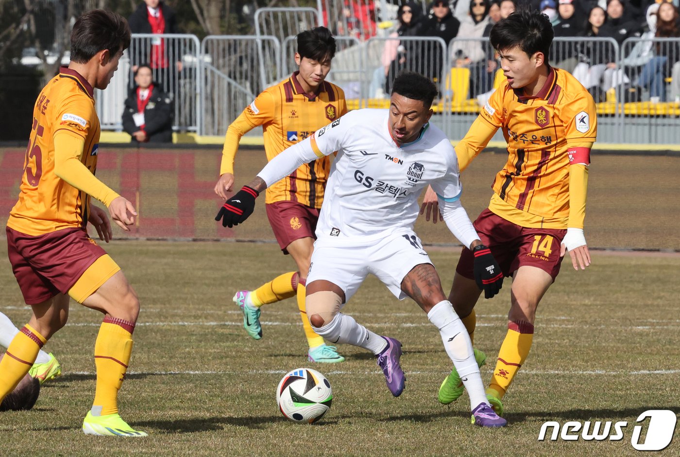 본문 이미지 - 2일 오후 광주축구전용구장에서 열린 하나은행 K리그1 2024 1라운드 광주FC와 FC서울의 후반전 경기에서 서울 린가드가 돌파하고 있다. 2024.3.2/뉴스1 ⓒ News1 김태성 기자