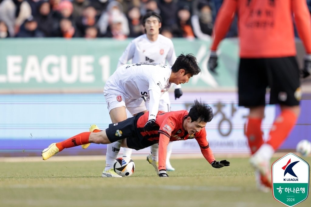  강원fc와 제주 유나이티드의 경기 모습&#40;한국프로축구연맹 제공&#41;