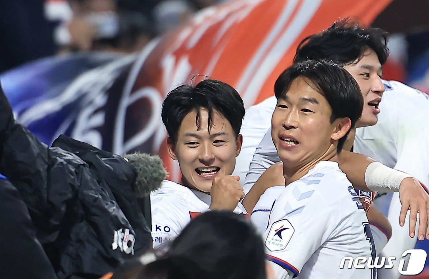 본문 이미지 - 1일 오후 인천광역시 중구 도원동 인천축구전용경기장에서 열린 &#39;하나은행 K리그1 2024&#39; 1라운드 인천 유나이티드와 수원FC의 경기에서 후반 추가시간 윤빛가람이 얻어낸 PK를 넣은 수원 이승우가 윤빛가람과 기쁨을 나누고 있다. 2024.3.2/뉴스1 ⓒ News1 박정호 기자