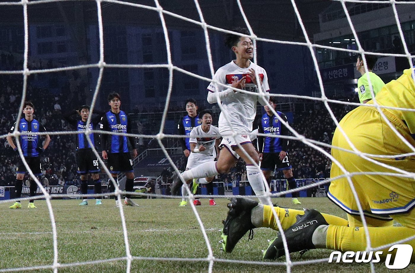 본문 이미지 - 2일 오후 인천광역시 중구 도원동 인천축구전용경기장에서 열린 '하나은행 K리그1 2024' 1라운드 인천 유나이티드와 수원FC의 경기에서 수원 이승우가 윤빛가람이 얻어낸 PK를 성공하고 있다. 2024.3.2/뉴스1 ⓒ News1 박정호 기자