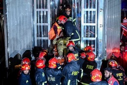 [사진] 화재 발생 방글라 쇼핑몰서 부상자 이송 소방대원