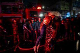 [사진] 화재 발셍 방글라 쇼핑몰서 부상자 옮기는 소방대원