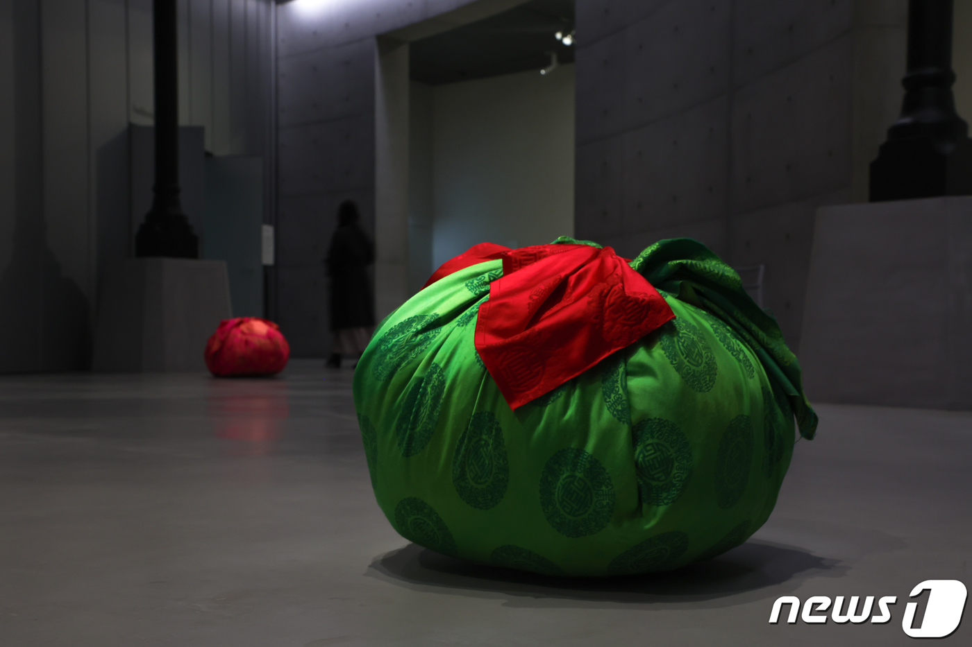 (파리=뉴스1) 이준성 기자 = 19일(현지시간) 기획 전시 ’흐르는 대로의 세상(Le monde nommé il va)’이 공개된 프랑스 파리 피노 컬렉션(Pinault Coll …