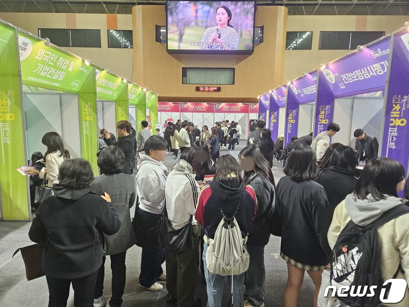 본문 이미지 - 20일 오전 11시쯤 지역인재채용 페스타가 열리는 강원 춘천 호반체육관에서 취업준비생들이 부스를 둘러보고 있다.2024.3.20 한귀섭 기자