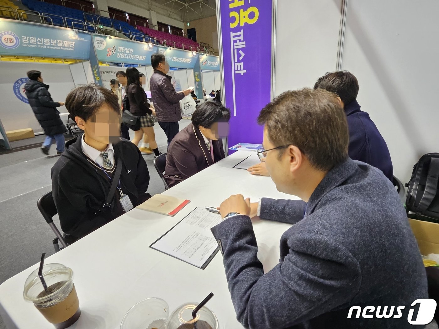 본문 이미지 - 20일 오전 10시 30분쯤 지역인재채용 페스타가 열리는 강원 춘천 호반체육관에서 원주의료고 학생들이 도로교통공단 직원들로부터 채용 설명을 듣고 있다.2024.3.20 한귀섭 기자